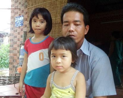 Người cha đi đòi họ cho hai con ruột