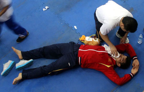 Đô vật Văn Khoa quỵ ngã sau khi nhận HCĐ