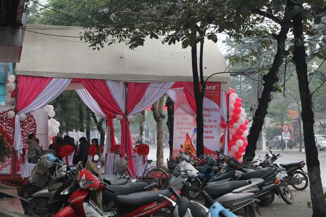 TP Vinh: DN chiếm vỉa hè, dựng rạp khai trương