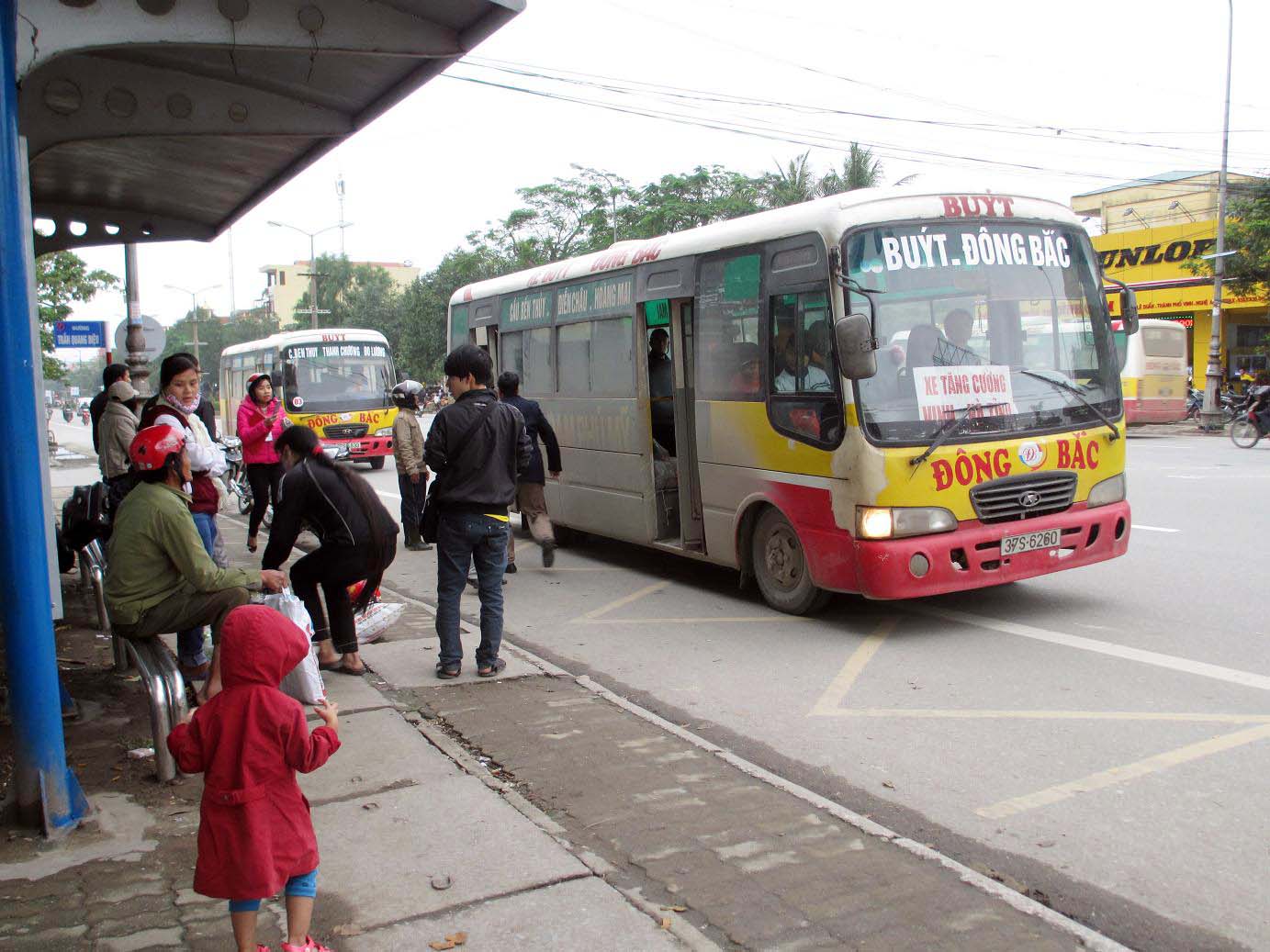 Xông lên xe buýt chém người