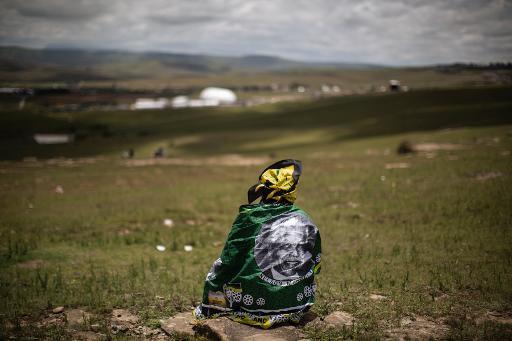 Một người phụ nữ nhìn ra quan tài của Nelson Mandela đã được vận chuyển đến nghĩa trang sau khi tang lễ ở Qunu