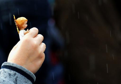Một đứa trẻ cầm một nhân vật từ Chúa Giáng sinh tại quảng trường Thánh Phêrô tại Vatican