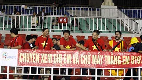 Thất vọng U23, các CĐV Việt Nam làm băng rôn mới