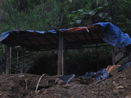  Tài sản còn lại của “bưởng” vàng sau trận sạt lở ở Minh Lương.