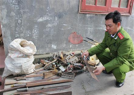 Thu giữ 175 kích điện đánh bắt thủy sản