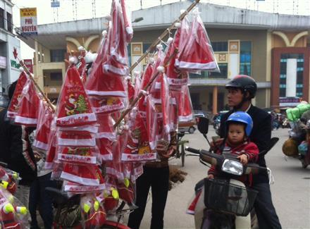 Hàng hóa phục vụ mùa Giáng sinh 2013: Cung lớn hơn cầu
