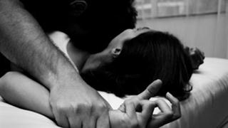 Vờ rủ ăn khuya rồi hãm hiếp nữ tiếp viên