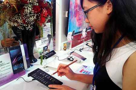 Người dùng điện thoại bị 'móc túi' công khai