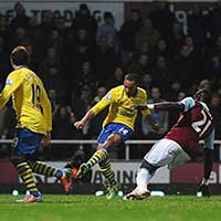 West Ham - Arsenal: Podolski kéo pháo ngước dòng