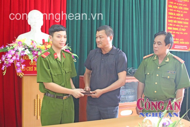 Gương chiến sỹ Công an trả lại tài sản cho người dân đánh rơi