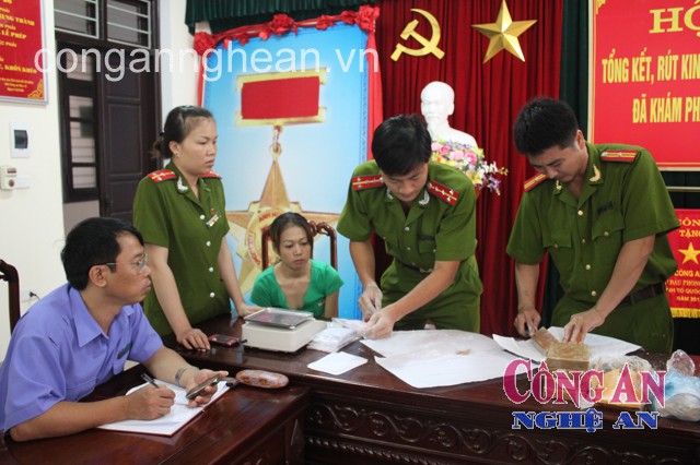 Lực lượng Cảnh sát ĐTTP về Ma túy phối hợp với các lực lượng liên quan kiểm tra số ma túy  thu được trong một chuyên án lớn - Ảnh: Minh Tâm