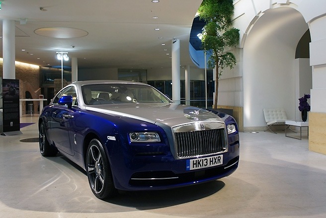 Rolls-Royce Wraith Kể từ giữa tháng 6/2013, Rolls-Royce đã trở thành thương hiệu ôtô sang trọng nhất tại Việt Nam. Ngay thời điểm đó, hãng siêu xe này đã trình làng cùng lúc 3 mẫu xe đình đám của mình là Phantom, Ghost và Wraith. Thực tế thì Phantom và Ghost là 2 mẫu xe được biết đến nhiều nhất và cũng đang có hàng chục chiếc lăn bánh tại Việt Nam. Tuy nhiên, Wraith lại là cái tên gây ấn tượng mạnh bởi mẫu xe này có mặt tại Việt Nam chỉ sau 3 tháng xuất hiện lần đầu tiên trên thế giới trong khuôn khổ Geneva Motor Show hồi tháng 3/2013. Siêu xe này được phân phối nguyên chiếc tại Việt Nam với mức giá bán lẻ khoảng 18,8 tỷ đồng.