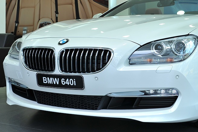 BMW 640i Convertible Mẫu xe mui trần này được nhà phân phối Euro Auto giới thiệu ngay trong tháng cuối cùng của năm 2013 với mức giá bán lẻ 4,099 tỷ đồng. Nội thất thiết kế theo kiểu 2+2 với 4 ghế ngồi thực sự đáp ứng được những nhu cầu khá khó tính của khách hàng Việt Nam khi vừa cần sự sành điệu mà vẫn đủ sử dụng cho một gia đình nhỏ. Xe trang bị động cơ I6 dung tích 3.0 lít tích hợp công nghệ BMW TwinPower Turbo, hộp số tự động 8 cấp; các công nghệ như BMW ED, hệ thống phanh tái sinh năng lượng, vô-lăng trợ lực điện, tự động khởi động/dừng, cửa hít, chìa khóa thông minh, hệ thống đèn nội thất Ambient light dọc thân xe, ghế trước chỉnh điện và hệ thống âm thanh 9 loa công suất 205W…