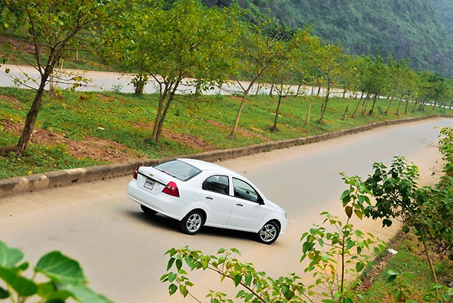 Chevrolet Aveo Ra mắt vào trung tuần tháng 9/2013, mẫu xe hạng B này đã tạo nên một cú sốc nhẹ với mức giá bán lẻ từ 435 - 469 triệu đồng, thấp nhất trong phân khúc. Tất nhiên, để có được mức giá được xem là rất tốt đó, Chevrolet Aveo buộc phải lùi lại chút ít so với các đối thủ về những công nghệ thời thượng. Cái lý của hãng xe Mỹ chính là hướng Aveo vào một con đường riêng. Đó là phục vụ chủ yếu cho đối tượng khách hàng ở các vùng nông thôn vốn không quá cầu kỳ về hình thức, công nghệ mà thường lựa chọn trên các yếu tố về giá trị kinh tế, dễ sử dụng và sửa chữa. Do đó, không khó hiểu khi chỉ sau hơn 2 tháng ra mắt đã có gần 600 chiếc Aveo bán ra thị trường, đạt mức sản lượng trung bình cao nhất trong “gia đình” GM Việt Nam.