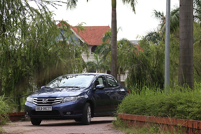 Honda City Đến lúc này, có thể chắc chắn một điều rằng Honda đã quá chậm chân trong việc đưa mẫu xe City về thị trường Việt Nam. Thăm dò thị hiếu từ kỳ triển lãm năm 2011 song đến tận tháng 6/2013 City mới chính thức có mặt. Với thiết kế ấn tượng cùng một loạt công nghệ mới như hệ thống chống bó cứng phanh ABS, phân bổ lực phanh điện tử EBD, hỗ trợ phanh khẩn cấp BA, lẫy chuyển số trên vô-lăng…, City đang thực sự làm mưa làm gió trên thị trường. Sau 5 tháng có mặt (tính đến hết tháng 11/2013), City đã đạt mức sản lượng bán hàng 1.094 chiếc, trở thành động lực thúc đẩy tổng sản lượng bán hàng của Honda Việt Nam trong năm lên mức cao.