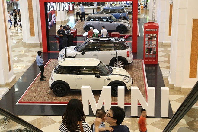 MINI Cooper Đối với người tiêu dùng ôtô tại Việt Nam, thương hiệu MINI đã không còn xa lạ kể từ gần một thập niên trở lại đây. Trong đó, Cooper là mẫu xe đáng chú ý nhất. Dù vậy, cũng phải đến giữa tháng 10/2013 thì nhu cầu sở hữu một chiếc xe chính hãng với những dịch vụ hậu mãi tiêu chuẩn mới được đáp ứng bởi nhà phân phối Euro Auto. Và ngay lần đầu tiên xuất hiện, MINI đã cho ra mắt bộ ba Cooper Baker Street, Cooper Countryman và Cooper Bayswater (với cả hai phiên bản tiêu chuẩn và sport) có cùng dung tích động cơ 1.6 lít với mức giá bán lẻ từ 1,279 tỷ đồng đến 1,649 tỷ đồng.