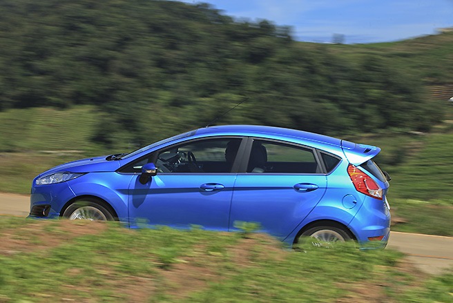 Ford Fiesta EcoBoost Có lẽ mẫu xe này của Ford chính là một trong những cái tên được nhắc đến nhiều nhất trên thị trường ôtô Việt Nam năm vừa qua. Fiesta thực sự là một đối thủ sừng sỏ trong phân khúc hạng B khi sở hữu diện mạo cực kỳ ấn tượng cùng những công nghệ mới nhất và đầy đủ nhất so với các đối thủ. Ngoài các trang bị an toàn đầy đủ như ABS, EBD, hỗ trợ khởi hành ngang dốc, Fiesta còn nổi bật hơn hẳn nhờ các công nghệ mới như điều khiển bằng giọng nói, khóa thông minh, khởi động bằng nút bấm… Song ấn tượng nhất vẫn là phiên bản trang bị thế hệ động cơ EcoBoost hoàn toàn mới của Ford. Động cơ này chỉ có 3 xi-lanh, dung tích 1.0 lít và kích thước nhỏ đặt vừa lên một tờ giấy A4. Thế nhưng, Fiesta EcoBoost lại có sức mạnh thực sự đáng nể khi đạt công suất cực đại đến 125 mã lực, tương đương với động cơ 1.6 lít truyền thống.