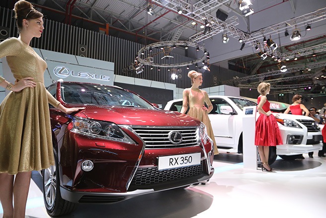 Lexus RX350 Sẽ thật khó để chối bỏ sức hấp dẫn của thương hiệu hạng sang Lexus đối với người tiêu dùng Việt Nam. 3 năm chần chừ rồi cuối cũng hãng xe Nhật cũng cho Lexus trình làng với cùng lúc 5 mẫu xe trải rộng ở hầu hết các phân khúc. Trong đó, đáng lưu ý là chiếc đa dụng RX350. Tại Việt Nam, đây chính là một trong những mẫu xe hạng sang dễ gặp nhất trên các con phố đô thị cho dù trước đây, Lexus RX350 chỉ về Việt Nam qua kênh nhập khẩu không chính hãng. Sức hấp dẫn của RX350 cũng dễ hiểu bởi trên thế giới, đây cũng chính là mẫu xe bán chạy nhất của Lexus. RX350 càng hấp dẫn hơn bởi mức giá bán lẻ 2,9 tỷ đồng, chỉ nhỉnh hơn chút ít so với mẫu xe có kích thước và thiết kế giống nhưng không cùng đẳng cấp là Nissan Murano (gần 2,5 tỷ đồng).