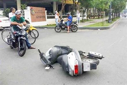 Đâm xe ôtô vào xe máy của bọn cướp, không phạm tội 'cố ý gây thương tích'