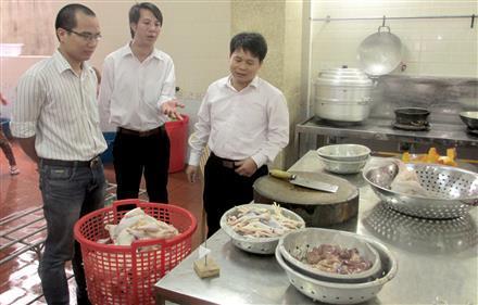 An toàn vệ sinh thực phẩm dịp Tết: Đến hẹn lại lo