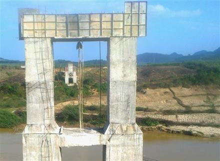 Công trình cầu treo hơn 20 tỷ đồng 'đắp chiếu' đến bao giờ?