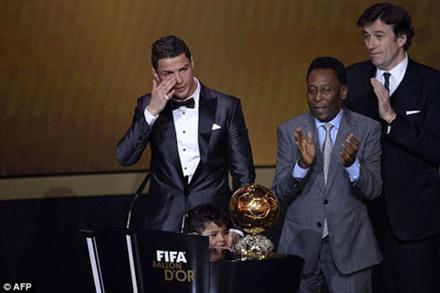 Xem Ronaldo rơi lệ khi đoạt QBV 2013