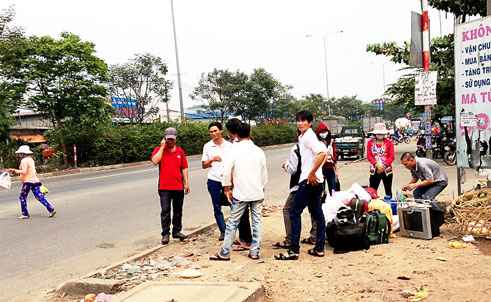 Thu nhập teo tóp, công nhân về Tết sớm