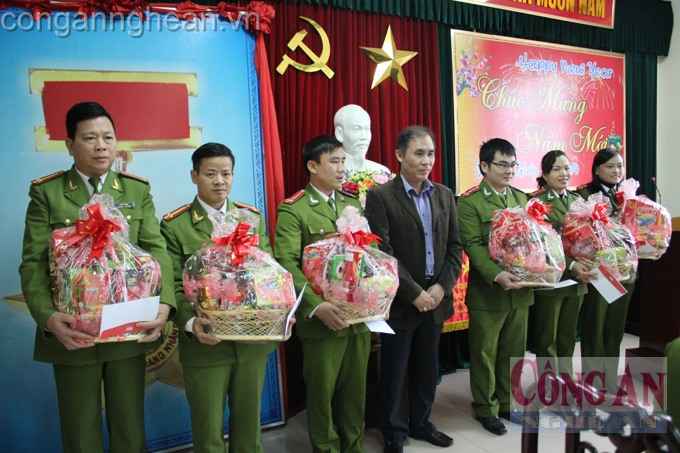 Quà Tết cho cảnh sát ma túy có hoàn cảnh khó khăn