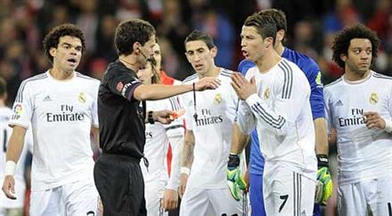 Trọng tài đuổi Ronaldo bị phạt nặng