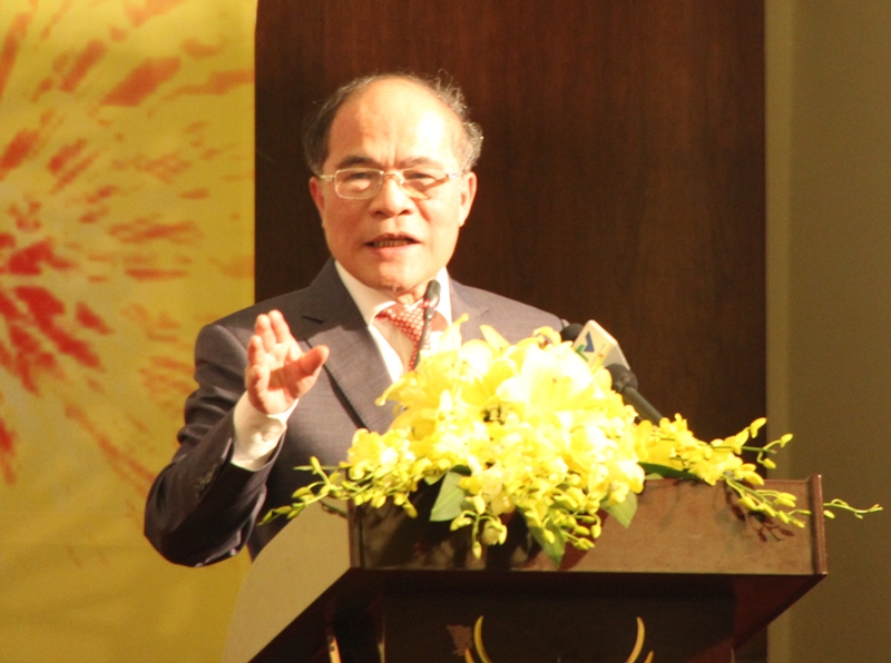 Đồng chí Nguyễn Sinh Hùng - Ủy viên Bộ Chính trị, Chủ tịch Quốc hội bày tỏ vui mừng trước những thành công của các hội nghị xúc tiến đầu tư tại Nghệ An trong thời gian qua