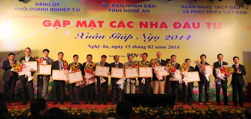 Trao Bằng khen ghi nhận, tôn vinh các doanh nghiệp có thành tích xuất sắc trong hoạt động đầu tư, an sinh xã hội