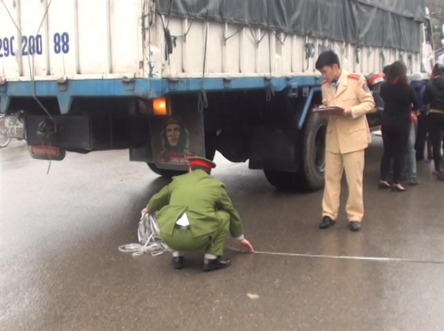 Thiếu nữ trẻ bị cuốn vào gầm xe tải