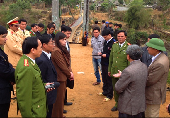 Sập cầu 8 người chết, hàng chục người bị thương nặng
