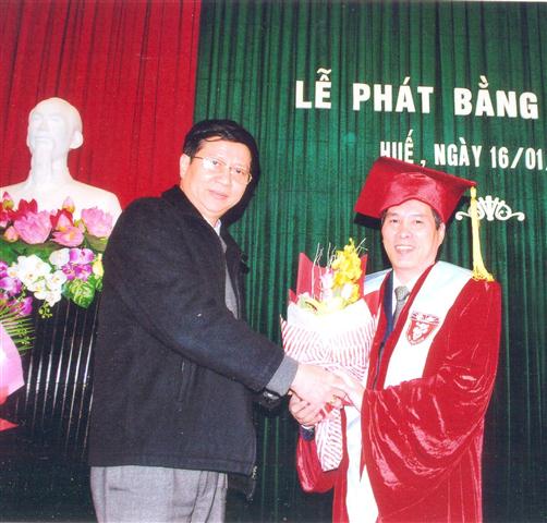 Người Nghệ An đầu tiên nhận bằng tiến sĩ nội tim mạch