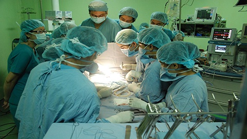 Các bác sĩ đã thần tốc hoàn thành ca phẫu thuật trong 90 phút, thay vì 4-6 tiếng như dự kiến.