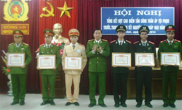 Trao giấy khen cho các cá nhân, tập thể đạt thành tích xuất sắc
