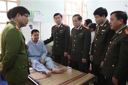 Thăm hỏi, động viên 2 cán bộ bị thương trong lúc truy bắt tội phạm ma túy