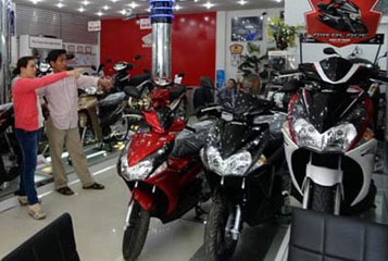 Quá ế, xe máy ra hàng rẻ dìm nhau