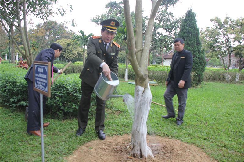 Đại tướng Trần Đại Quang, Bộ trưởng Bộ Công an trồng cây lưu niệm tại Khu di tích Kim Liên