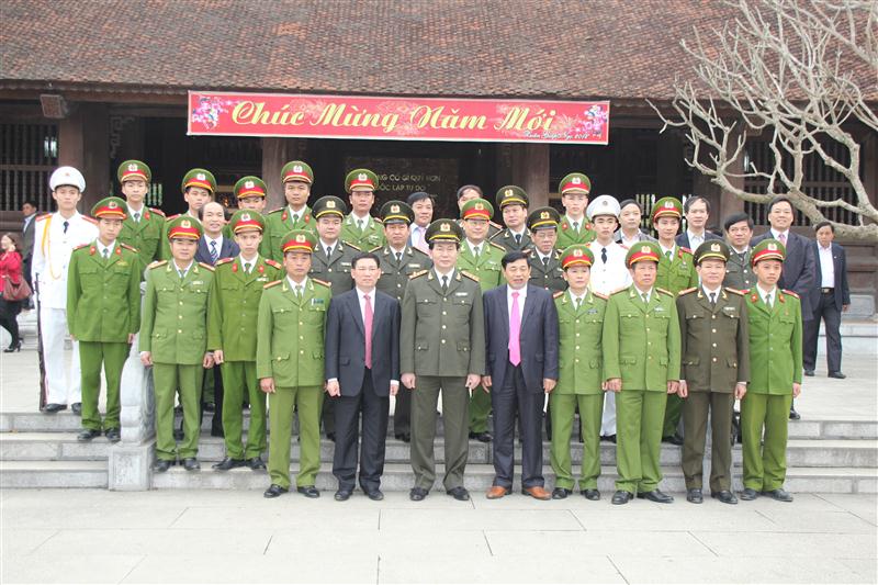 Chụp ảnh lưu niệm tại Khu di tích Kim Liên