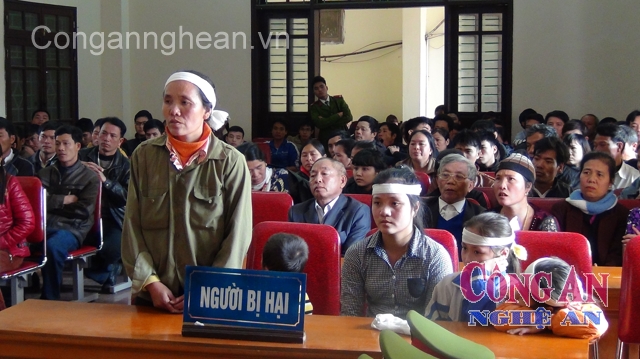 Vợ và 4 con nhỏ của nạn nhân