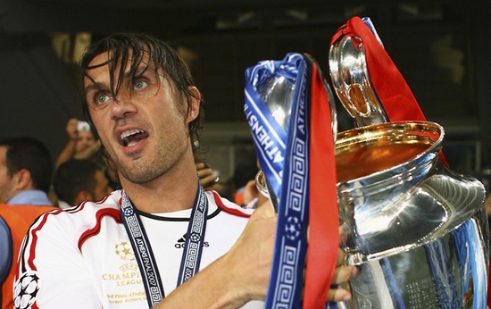 Huyền thoại của AC Milan nâng cap chiếc cúp bạc Champions League