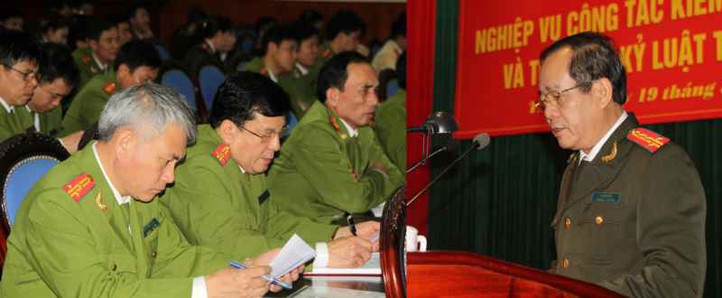 Đại tá Hồ Sỹ Tuấn - Phó Bí thư Đảng ủy, Phó giám đốc Công an tỉnh phát biểu chỉ đạo tại lớp tập huấn