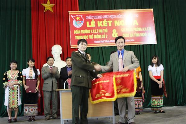 Trao cờ lưu niệm giữa hai đơn vị