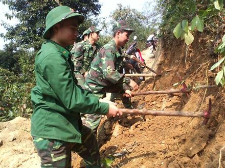 Làm đường giúp dân