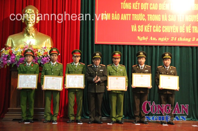 Đại tá Hồ Sỹ Tuấn - Phó Giám đốc Công an tỉnh trao                    Bằng khen của UBND tỉnh cho các tập thể và cá nhân có thành tích xuất sắc trong đợt truy quét