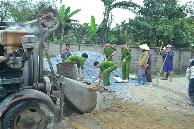 Giúp dân làm đường bê tông nông thôn mới
