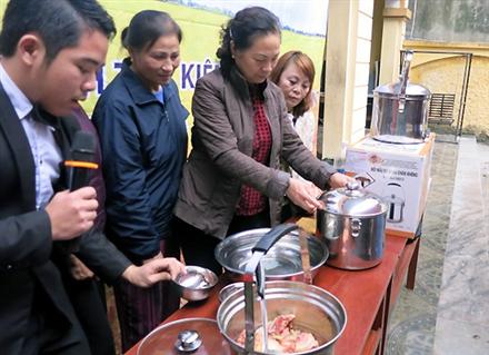 Tham quà khuyến mãi, người già dễ bị lừa