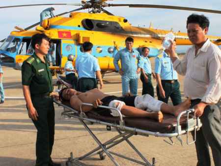 Xem trực thăng quân đội cấp cứu ngư dân Trường Sa