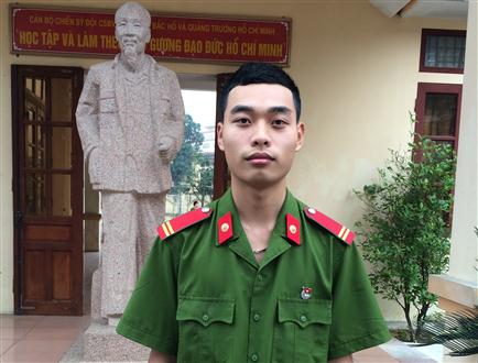 Chiến sĩ trẻ trả lại 23 chỉ vàng cho người đánh rơi